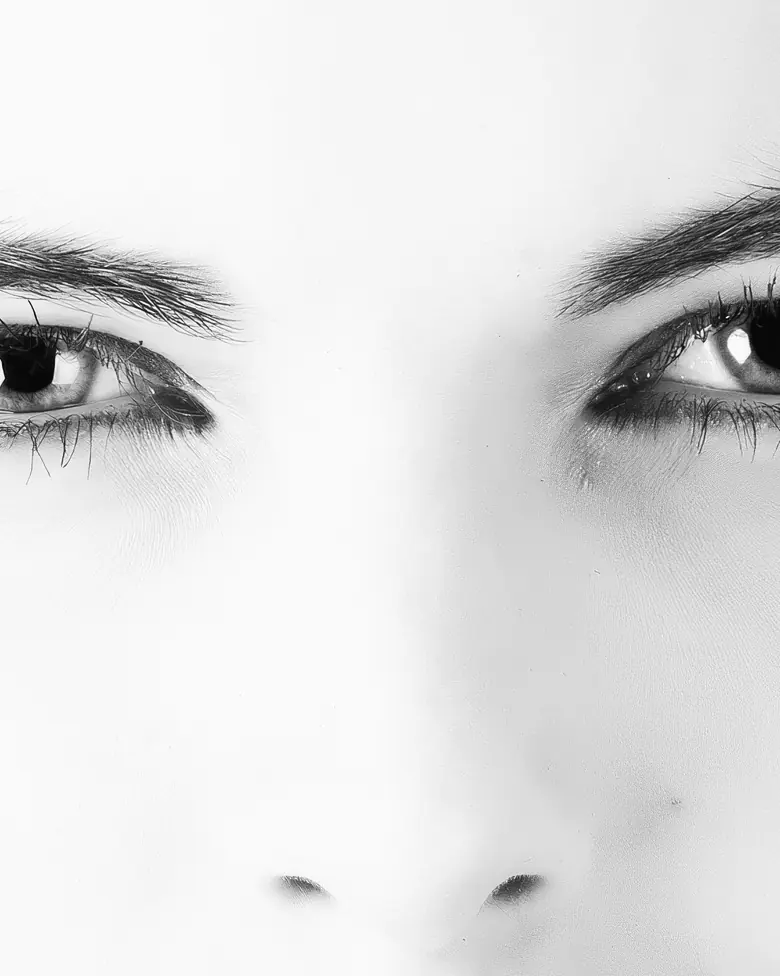 Uno sguardo in bianco e nero, molto chiaro.